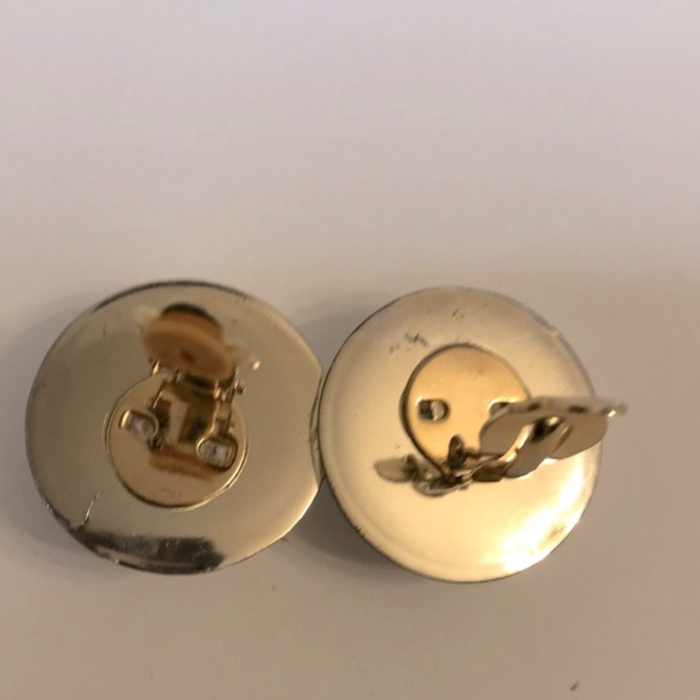 VINTAGE WHITE ROUND BUTTON CLIP-ON EARRINGS - Picture 6 of 10